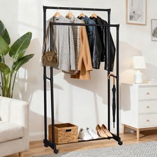 Kleiderständer auf Rollen