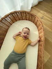 Großer Weidenkorb für Babys.  Ein Kuscheliger Schlafplatz.