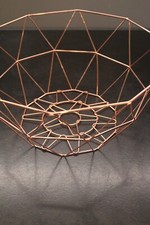 Drahtkorb aus Metall in Rose-Gold Farben