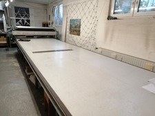 Elektrische Textil-Legemaschine mit Abschneidevorrichtung