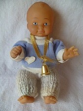  Puppe E. S. 22 Venyl  mit Kleidung 22 cm 