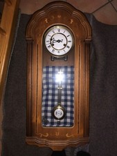 Wandpendeluhr aus Holz von AMS