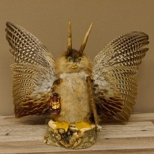 Wolpertinger Wolpi groß Bisam grüne Augen Flügel Rehgeweih Stock Laterne H 35 cm