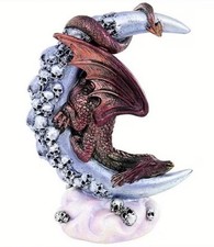 Fantasy Drachenfigur auf Mond