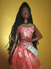 B-1961) SCHWARZHAARIGE AA BARBIE MODEL MUSE MIT POSEN-HALTUNG UND RASTA-HAAREN