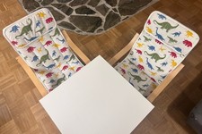 2 Stück IKEA Kindersessel POÄNG mit Auflage (2x Dinosaurier 1x Weiß) & Tisch