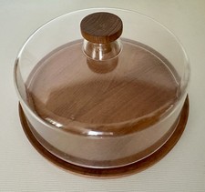 Käseglocke mit Brett in