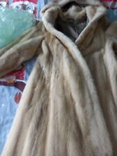 Nerzmantel mit Kapuze  Ein