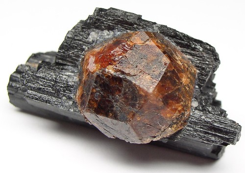 Spessartin granat auf schörl - granat,
