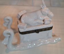 Weihnachtliche Deckeldose/Schmuckdose, Schlitten mit schlafendem Rentier, Porzel