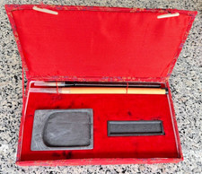 Chinesischer Kalligraphie-Tuschestein, Tuschestift,  2 Pinsel in Box