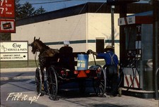 Postcard America USA Postkarte Amish Country, Pferde-Kutscher an der Tankstelle