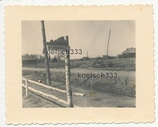 Foto Wegweiser Schild zur Zahnstation vor einem Heldenfriedhof im Osten ...