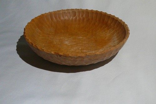Holzschale geschnitzt mit - (az),