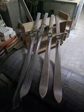 Zwei paar historische Ski je