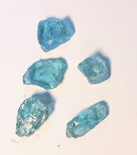 Apatit: 5 Rohsteine 6-12mm -