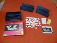 TRIOMINO Peri Spiel mit Hirn Triominos dreieckige Steine  rosa Domino hoch drei