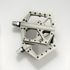 MTB Flat Pedale Grau NEU 108mm