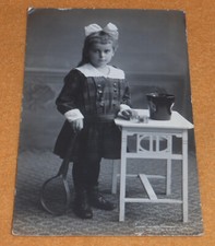 Mädchen mit Tennisschläger