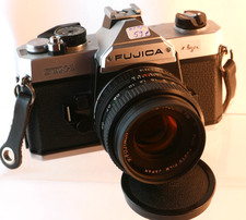 Manuelle Spiegelreflexkamera FUJICA STX-l mit fünf Objektiven