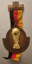 WM 1974 (Wander) Medaille, WM-Pokal, bronze, Länderwappen der Teilnehmer, 6 cm