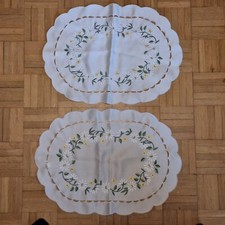 Zwei Platz-Deckchen oval, bestickt, ca. 48cm x 34cm, Blume