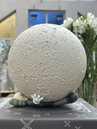 Kaws holiday big moon lampe - holiday,