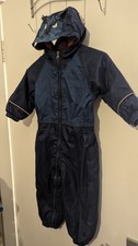 Jungen blau Monster gefüttert