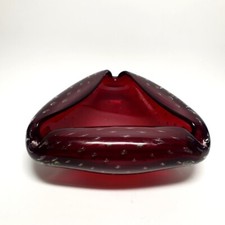 Rubinrote dreieckige Schale