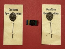 Sportabzeichen Bronze mit Nadel zwei Stücke auf Steckkarte und Bandspange DSB
