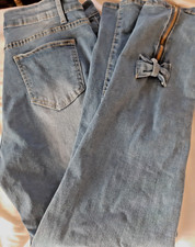 Jeans, blau, mit Schleife und