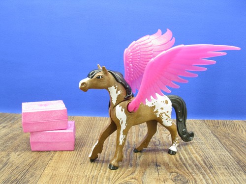 Pegasus mit strohballen aus - pegasus,