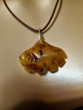 Bernstein Anhänger Ginkgo mit