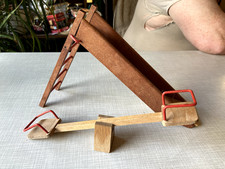 Spielplatz (alt) - Rutsche - Wippe - Holz - Für kleine Biegepuppen - bespielt