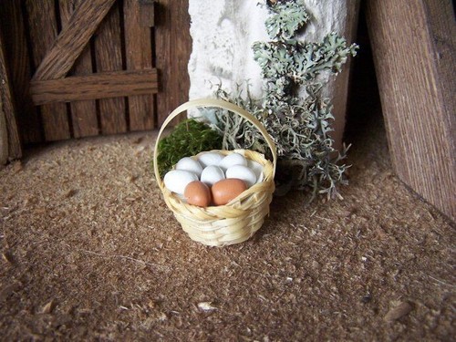 Miniatur eierkorb mit eiern - miniatur,