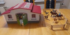 Schleich Reiterhof mit Reitern und vielen Pferden Spielzeug (42344)  ??