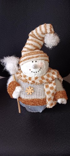 Schneemann auf metallkorb - schneemann,