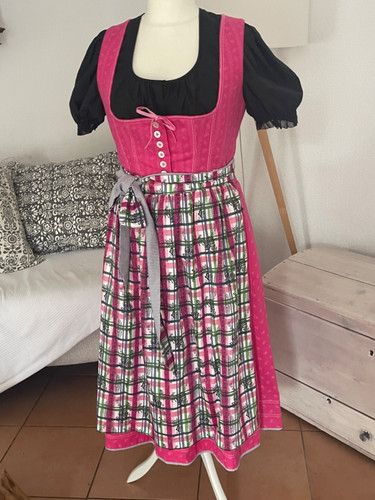 Bezauberndes schönes dirndl - bezauberndes,