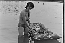 Altes Negativ, junge Frau im