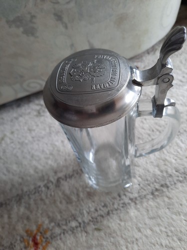 Glas bierkrug mit zinndeckel - bierkrug,