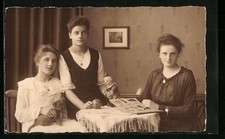 Foto-AK Damenrunde mit Welpen und Spielzeug 