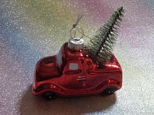 Auto mit tannenbaum - auto,