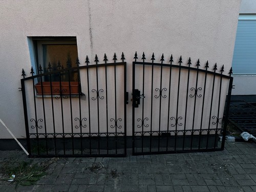 Zaunanlage aus metall mit - zaunanlage,