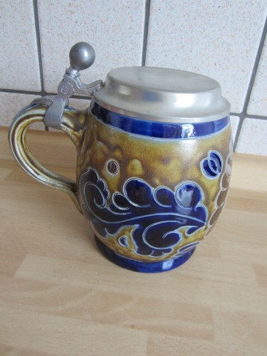 Bauchiger bierkrug mit - bauchiger,