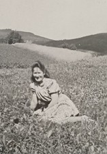 Waldenburg junge Frau Waltraud sitzt auf einer großen Wiese Foto mit Widmung 