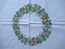 Rosenstand Kreuzstichdecke mit rundem Weinlaubmotiv