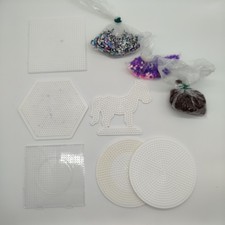 Bügelperlen-Set mit Steckplatten und bunten Perlen