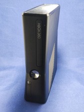 Xbox 360 Slim mit Controller