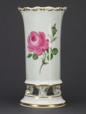MEISSEN wunderschöne Füßchenvase Vase im Dekor Rote Rose 14,5cm; K118