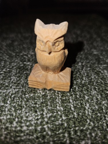 Handgeschnitzte holzfigur eule - holzfigur,